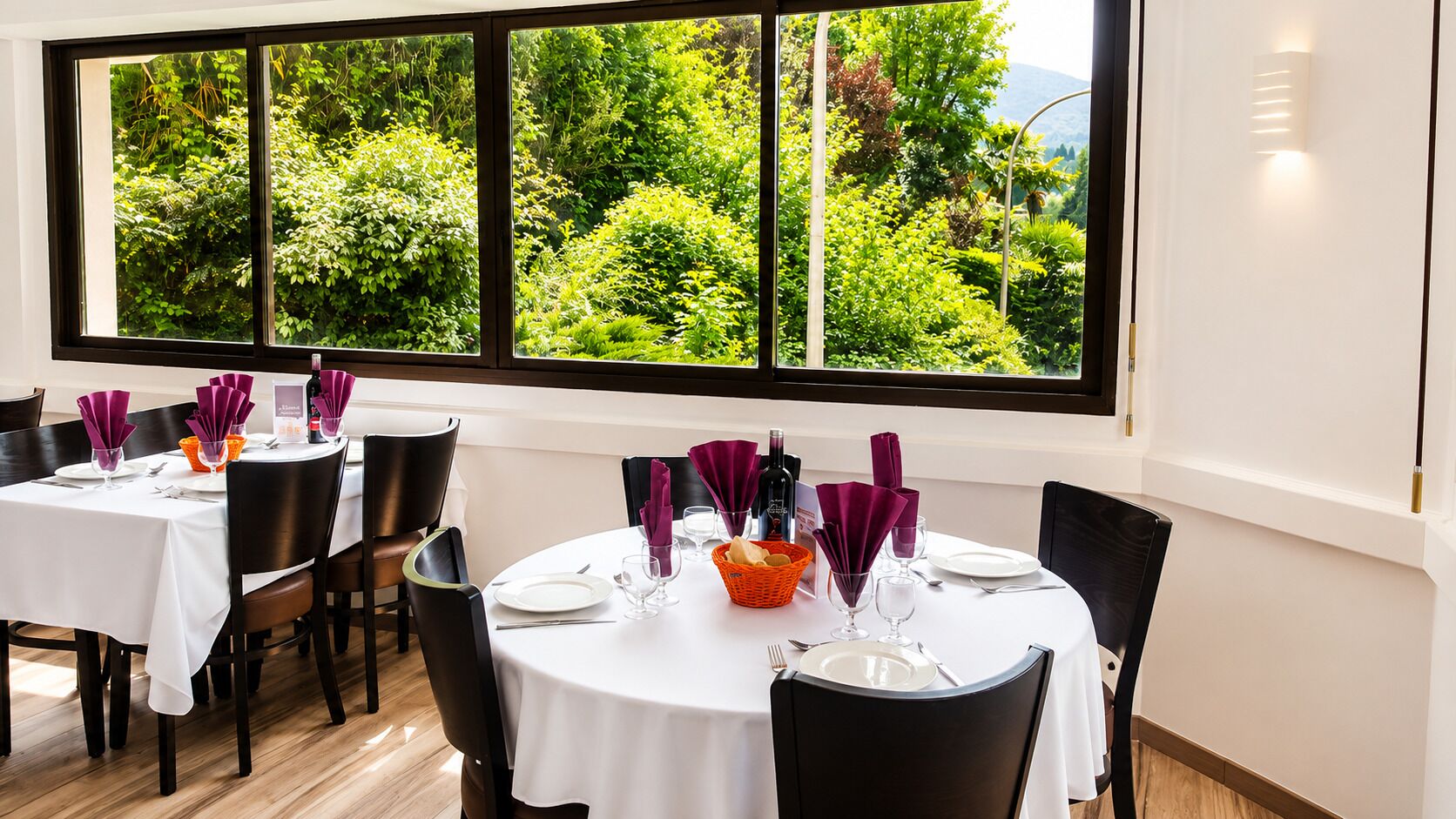Petit déjeuner, déjeuner et dîner servis sur place