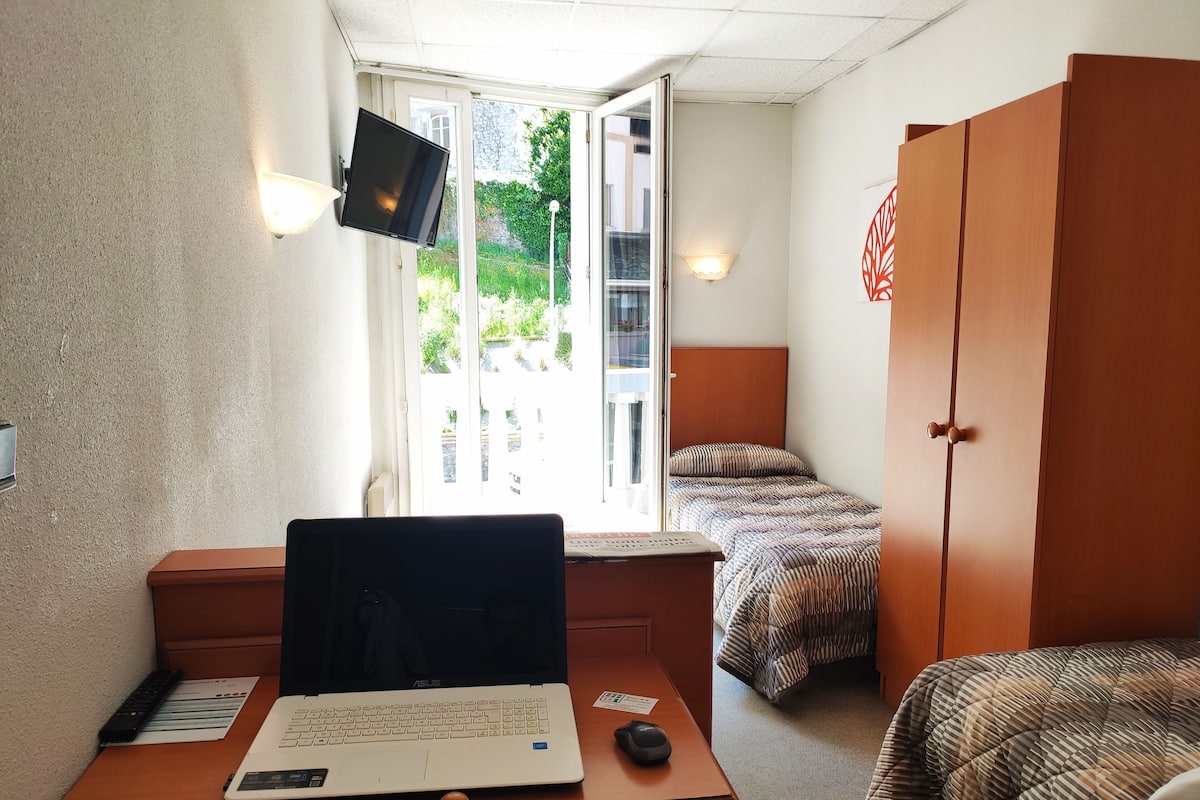 Escritorio, cortinas blackout y sistema de insonorización