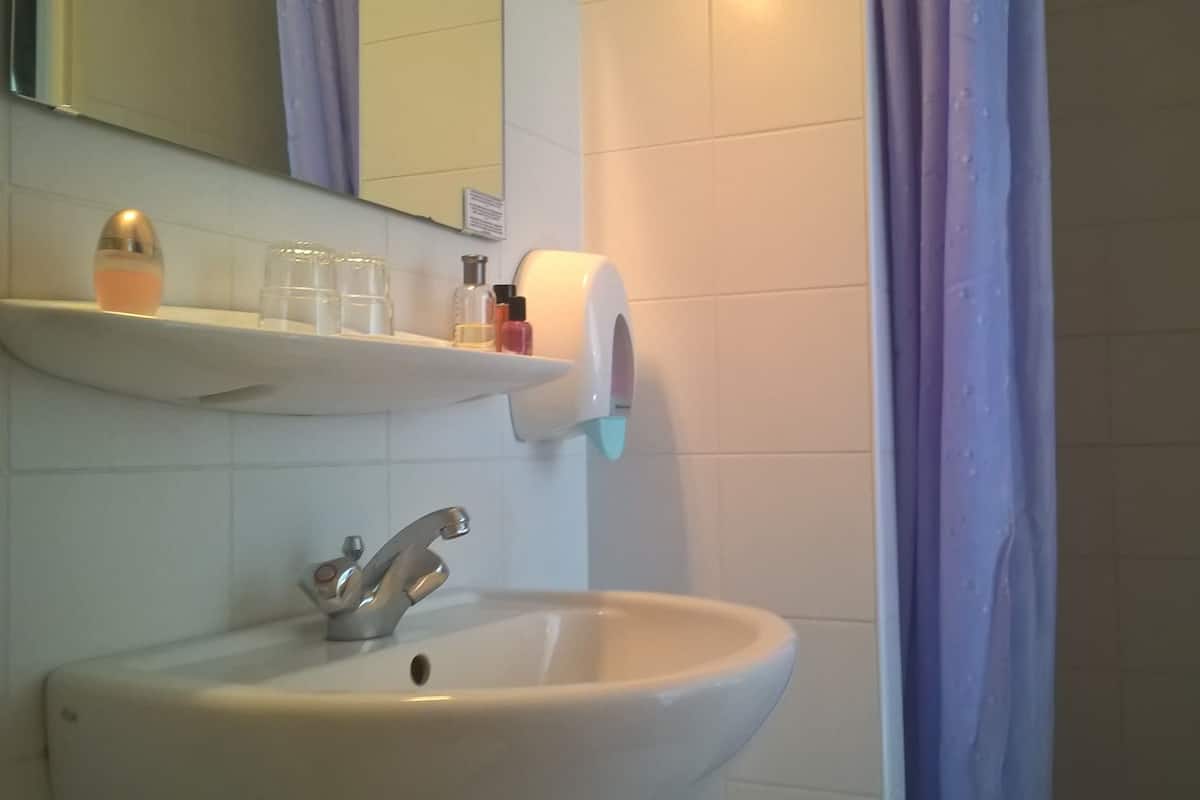 shower, free toiletries, towels