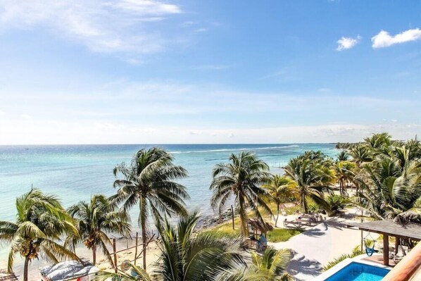 På stranden och snorkling