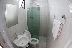 Douche, articles de toilette gratuits, serviettes fournies