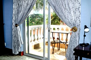 コンフォート スイート 1 ベッドルーム | リビング エリア | 薄型テレビ、DVD プレーヤー