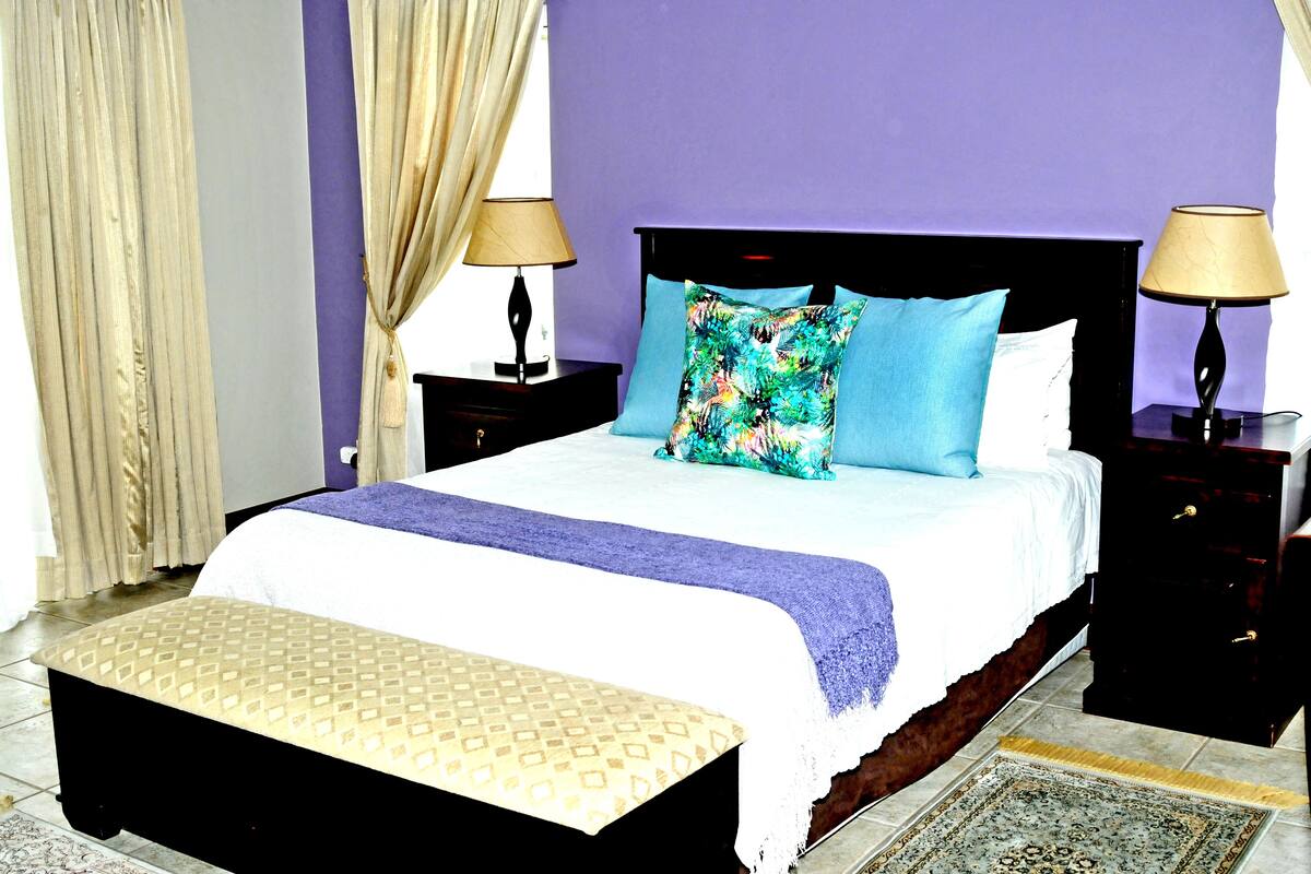 In-room safe, desk, free WiFi