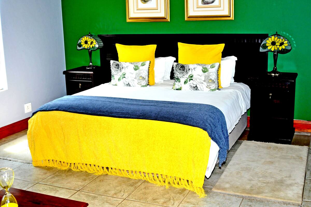 In-room safe, desk, free WiFi