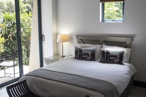 Coffres-forts dans les chambres, bureau, fer et planche à repasser