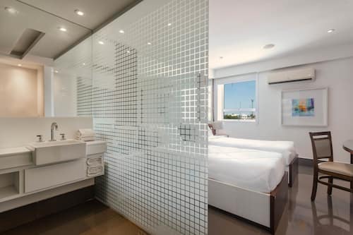 Habitación superior, 2 camas individuales | Minibar, caja de seguridad en la habitación y escritorio