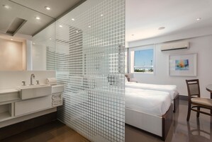 Superior Twin | Frigobar, cofres nos quartos, escrivaninha, cortinas blackout