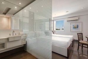 Minibar, coffres-forts dans les chambres, bureau, rideaux occultants