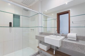 Superior Suite, 1 Bedroom | Bathroom | Shower, hair dryer, towels - DOM Barra Hotel (Rio de Janeiro)