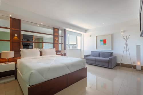 Suite superior, 1 habitación | Minibar, caja de seguridad en la habitación y escritorio