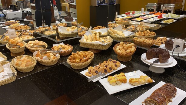 A buffet with various baked goods and pastries. - DOM Barra Hotel (Rio de Janeiro)