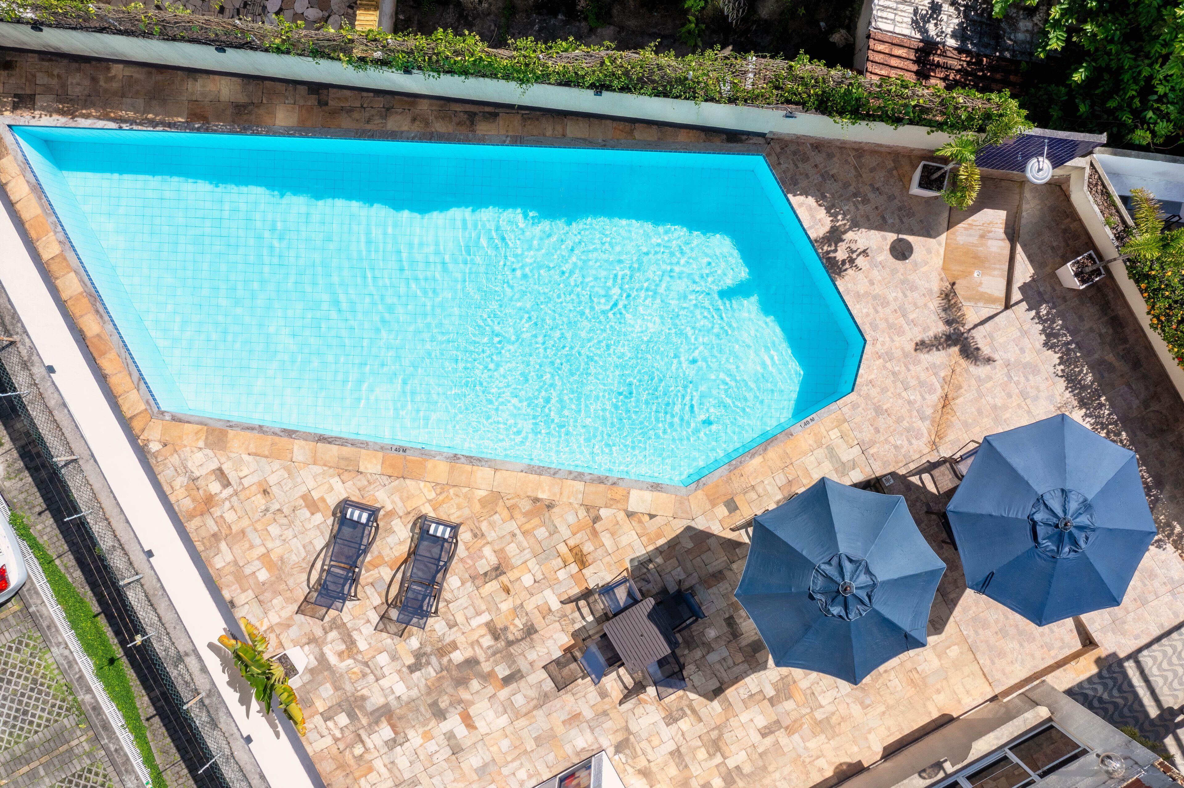 Piscina externa, espreguiçadeiras