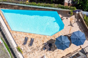 Piscina externa, espreguiçadeiras