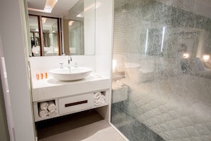 Superior Quadruple Room | Bathroom