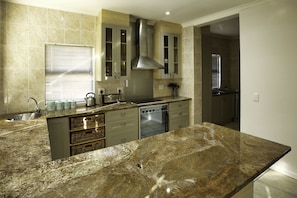 Comfort House, 4 Bedrooms (10 Mulligan ) | Private kitchen | Full-size fridge, microwave, oven, stovetop
