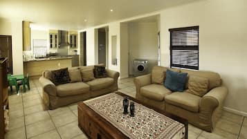 Comfort House, 4 Bedrooms (10 Mulligan ) | Living area