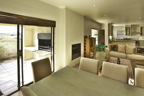 Maison Confort, 4 chambres (10 Mulligan ) | Repas dans la chambre