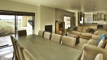 Comfort-Haus, 4 Schlafzimmer (10 Mulligan ) | Essbereich im Zimmer