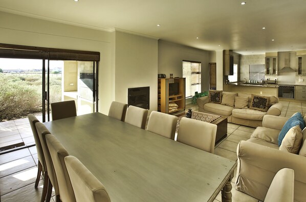 Comfort House, 4 Bedrooms (10 Mulligan ) | In-room dining