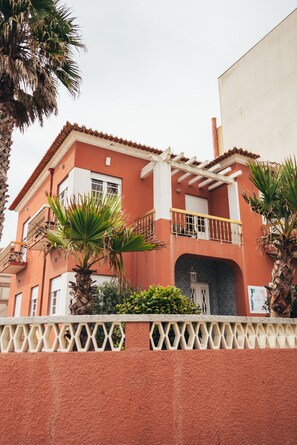 Front of property - Green Coast Surfhouse (Espinho)