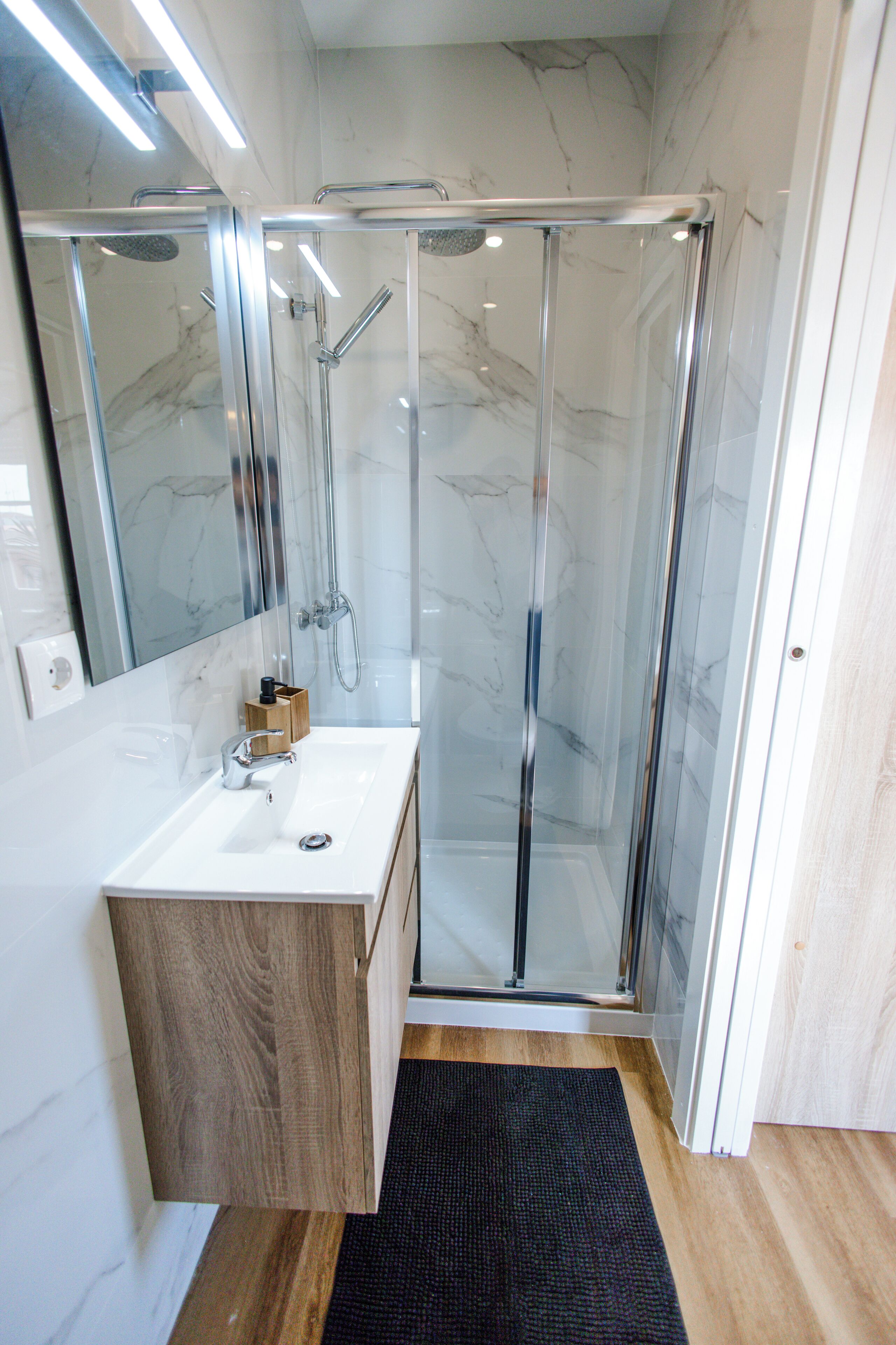 Double Room, private bathroom (Rua 21) | Bagno | Doccia, set di cortesia gratuito, asciugacapelli, sapone