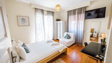 Double Room, Private Bathroom (Rua 4) | Hypo-allergenic bedding, individually decorated, blackout drapes