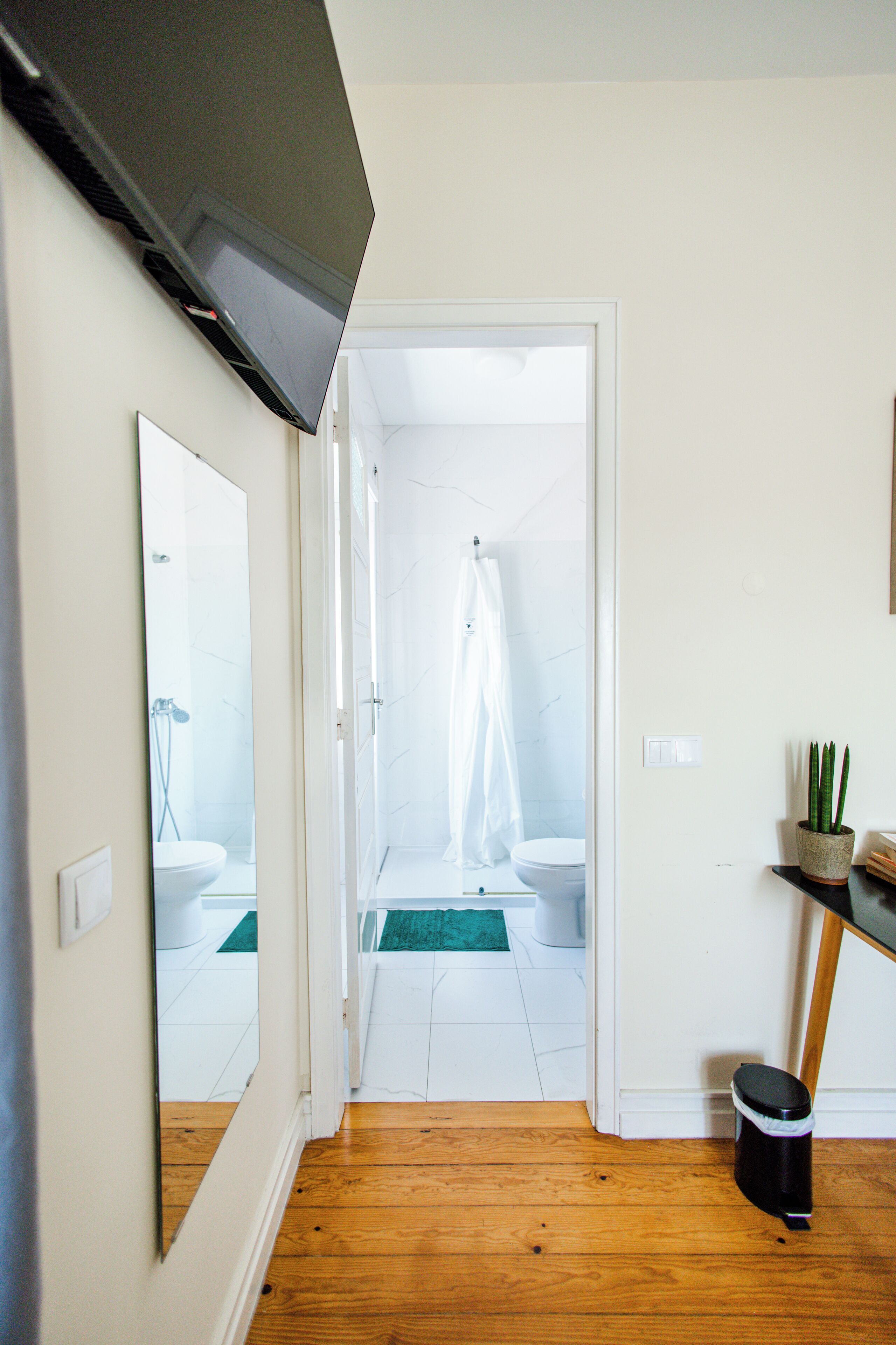 Double Room, Private Bathroom (Rua 4) | Bathroom | Shower, free toiletries, hair dryer, soap