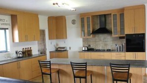 Comfort House, 5 Bedrooms | Private kitchen - 10 The Horseshoe Inn Self catering (Langebaan)