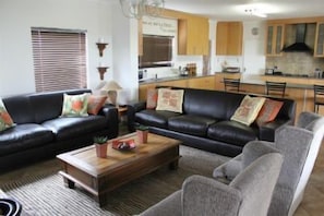 Comfort House, 5 Bedrooms | Living area