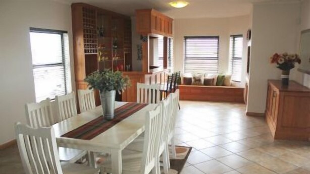 Comfort House, 5 Bedrooms | In-room dining - 10 The Horseshoe Inn Self catering (Langebaan)