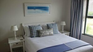 Comfort House, 5 Bedrooms - 10 The Horseshoe Inn Self catering (Langebaan)