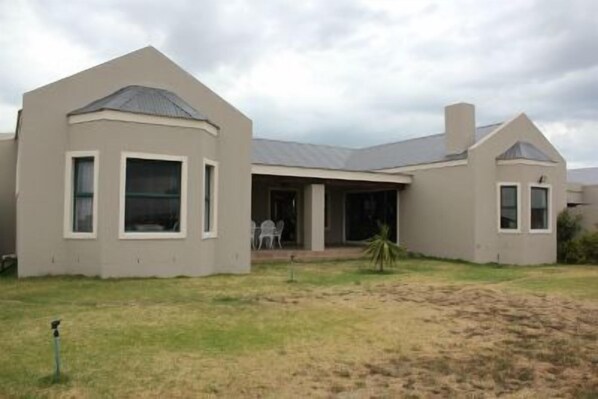Unclassified image, 1 of 15, button - 10 The Horseshoe Inn Self catering (Langebaan)