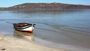 A boat on a sandy beach with a rocky hill in the background. - Seemansrust, Langebaan 9-sleeper (Langebaan)