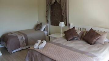 Comfort House, 4 Bedrooms (9 Shamrock )
