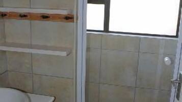 Comfort House, 4 Bedrooms (9 Shamrock ) | Bathroom