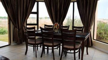 Comfort House, 4 Bedrooms (9 Shamrock ) | In-room dining