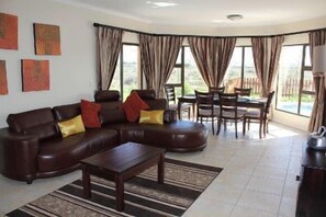 Comfort House, 4 Bedrooms (9 Shamrock ) | Living room