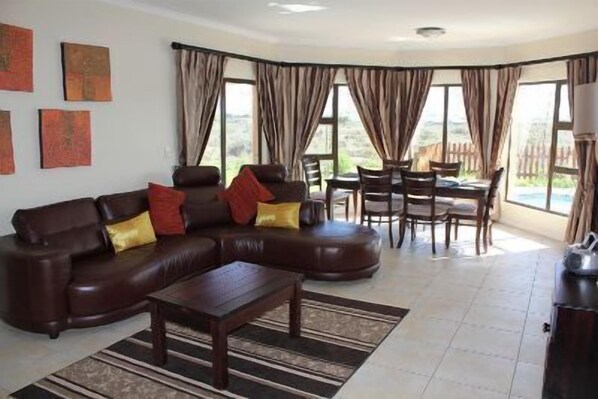 Comfort-talo, 4 makuuhuonetta (9 Shamrock ) | Olohuone