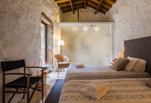 Minibar, espacio para trabajar con laptop y cortinas blackout