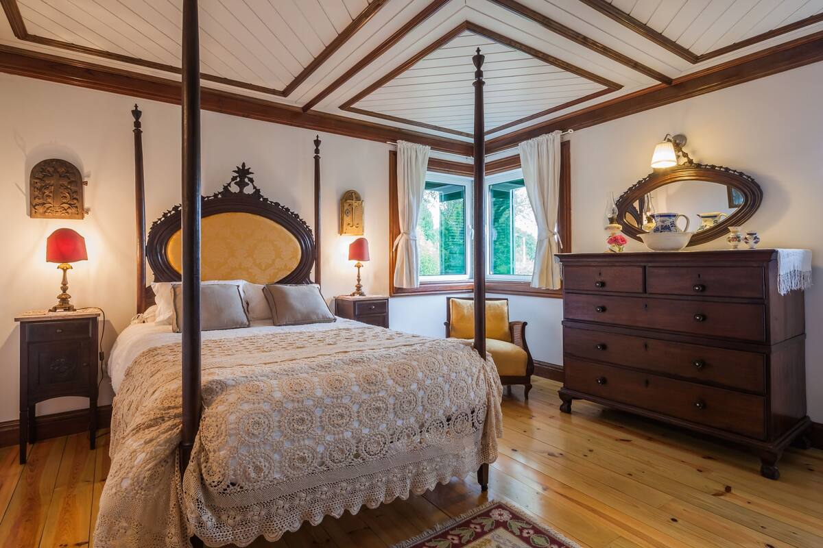 Chalet tradicional, vista al jardín | Minibar, espacio para trabajar con laptop y cortinas blackout 