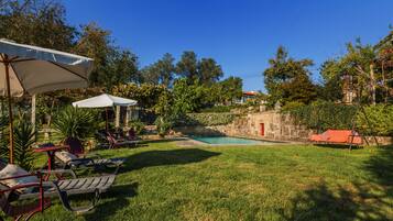 Una piscina al aire libre, una piscina natural