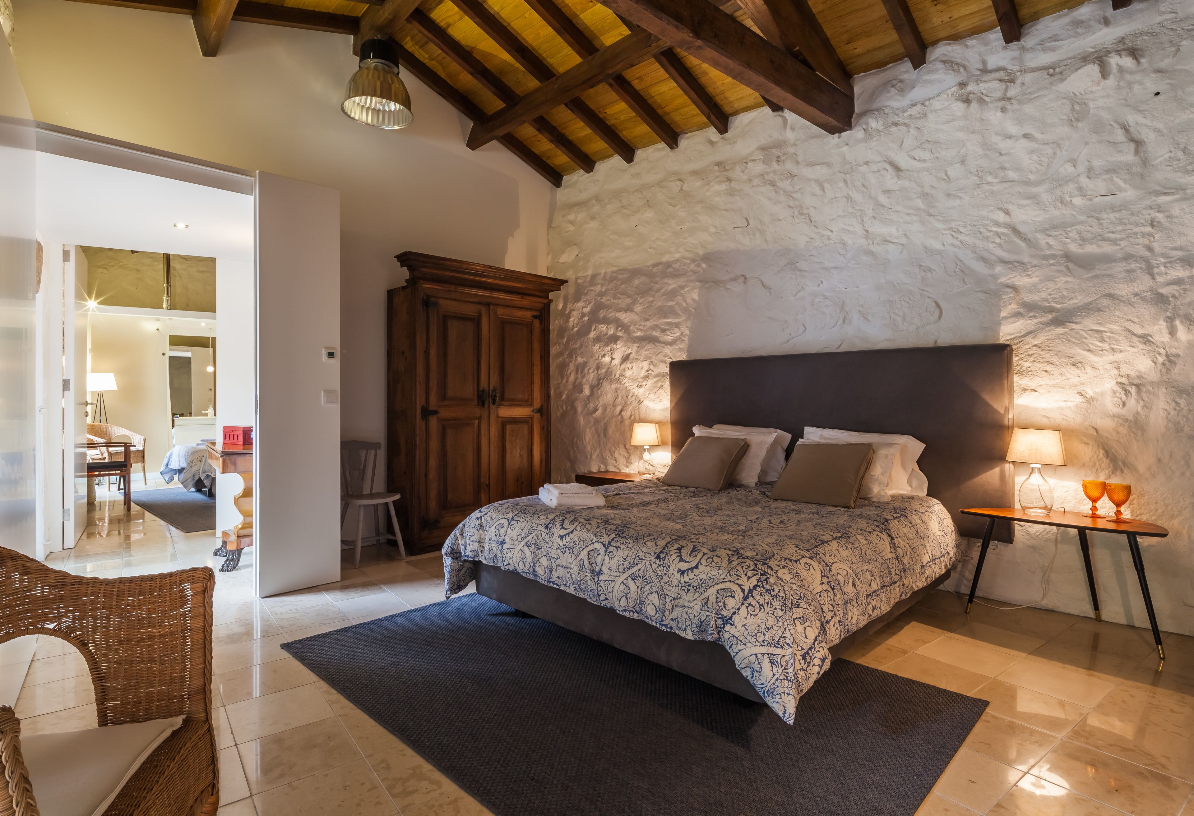 Quarto casal com design assinado, vista para o pátio | Vista do quarto