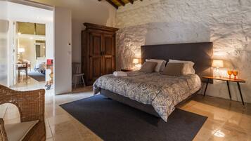 Quarto casal com design assinado, vista para o pátio | Vista do quarto