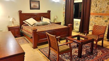Suite Premium, cÎté montagne | Bureau, lits pliants/supplémentaires, Wi-Fi gratuit