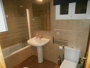 Apartment, 3 Bedrooms | Bathroom