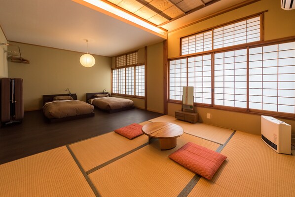 Tabla de planchar con plancha, wifi gratis y ropa de cama