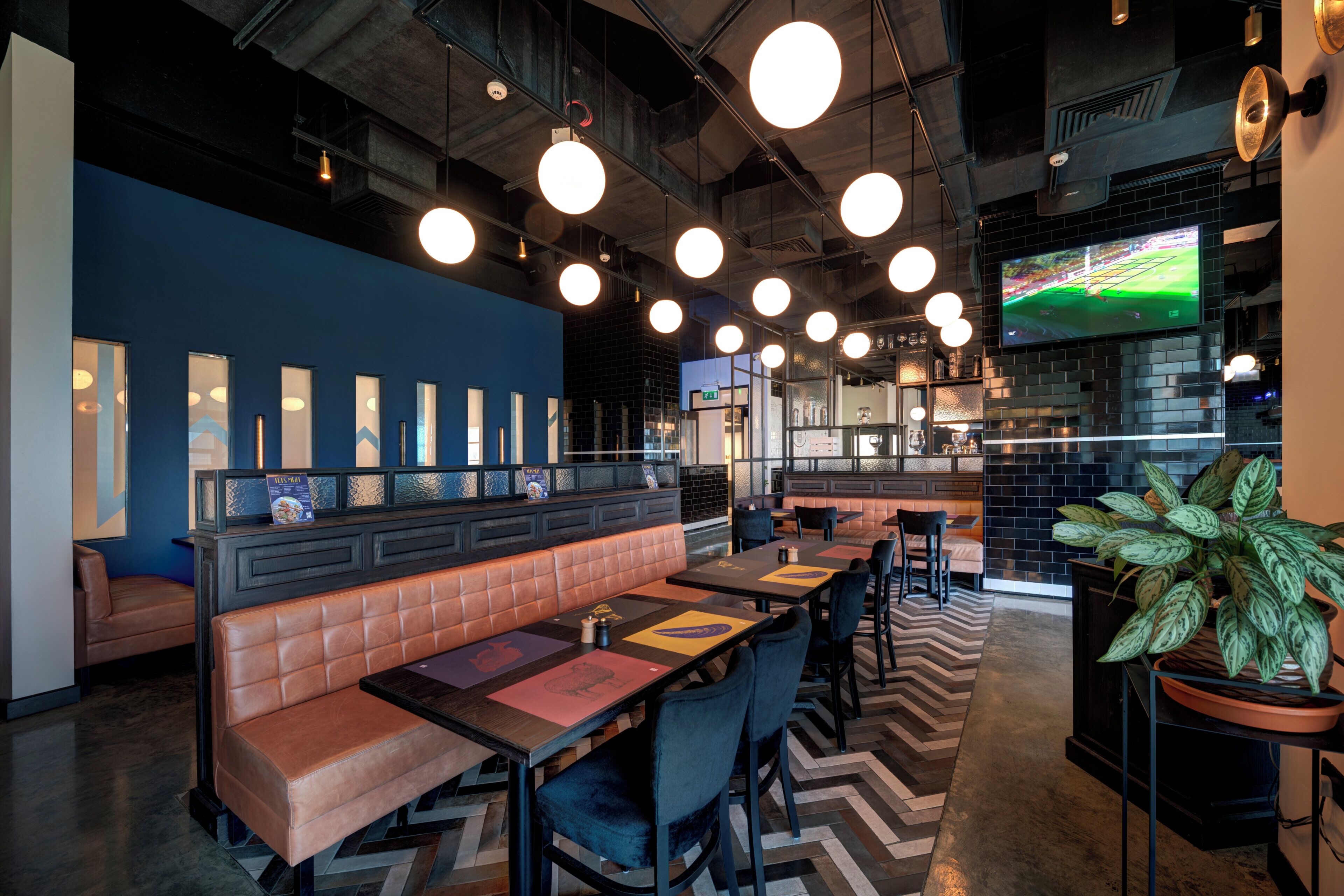 2 bars/lounges, poolside bar