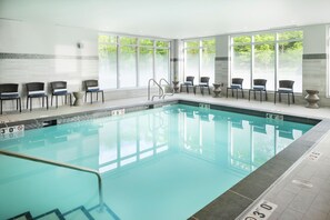 Indoor pool, open 7 AM to 10 PM, sun loungers - Hampton Inn & Suites Bridgewater (Bridgewater)