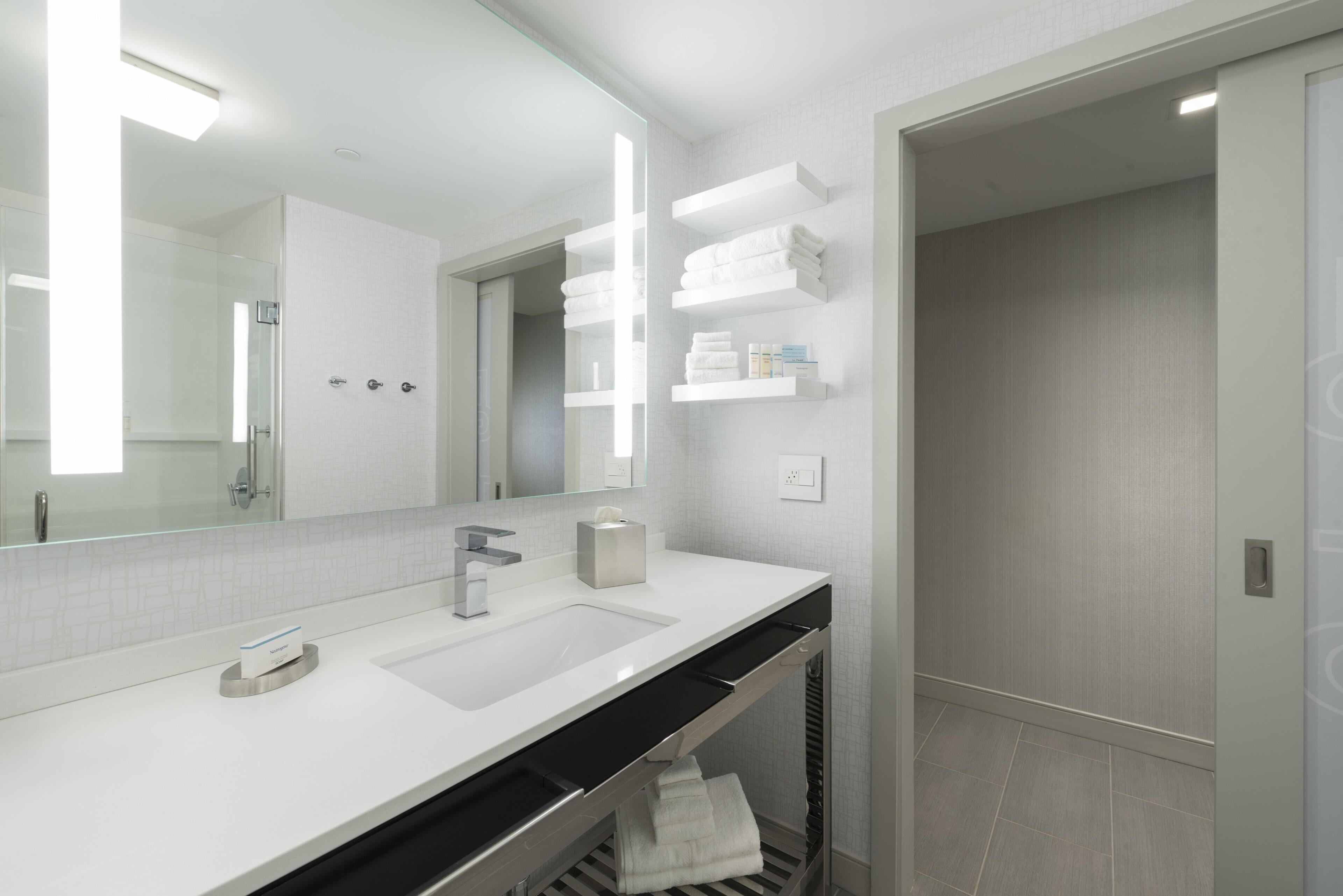 Ducha, artículos de higiene personal gratuitos y secador de pelo