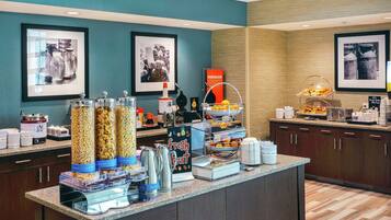 Esmorzar diari d'estil bufet gratuït